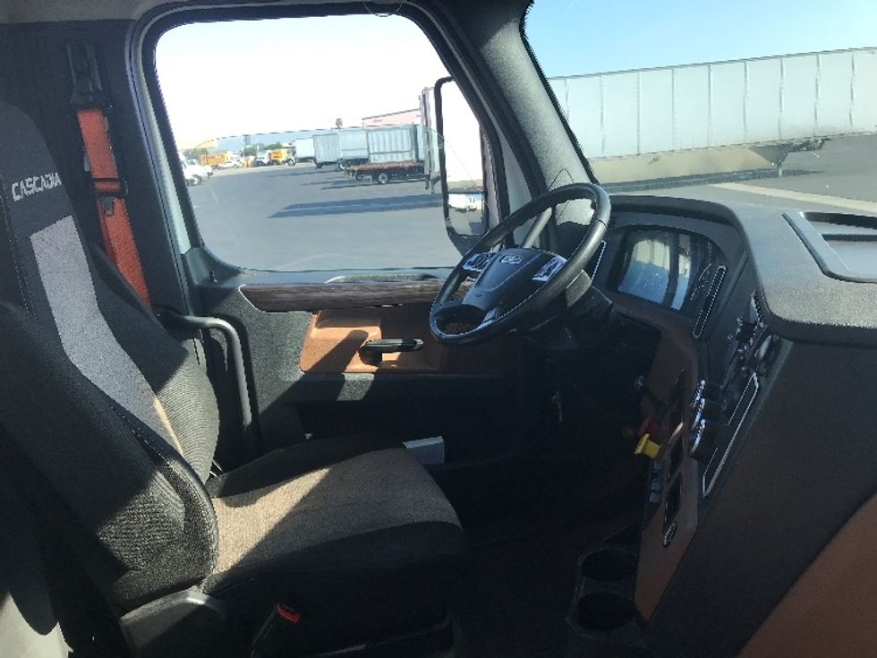 Day Cab Tractor-Heavy Duty Tractors-Freightliner-2020-T11664ST-Anaheim-CA-263,608\n\t\tmiles-$ 59,250 - Image 14