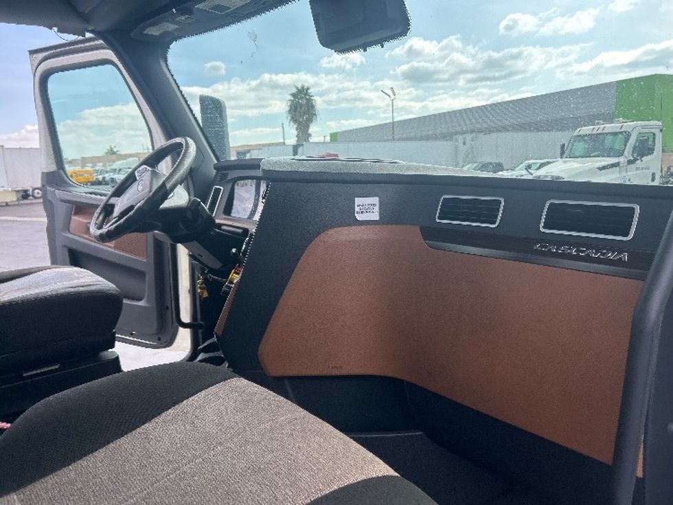 Day Cab Tractor-Heavy Duty Tractors-Freightliner-2020-T11664ST-Anaheim-CA-265,318\n\t\tmiles-$ 59,250 - Image 13