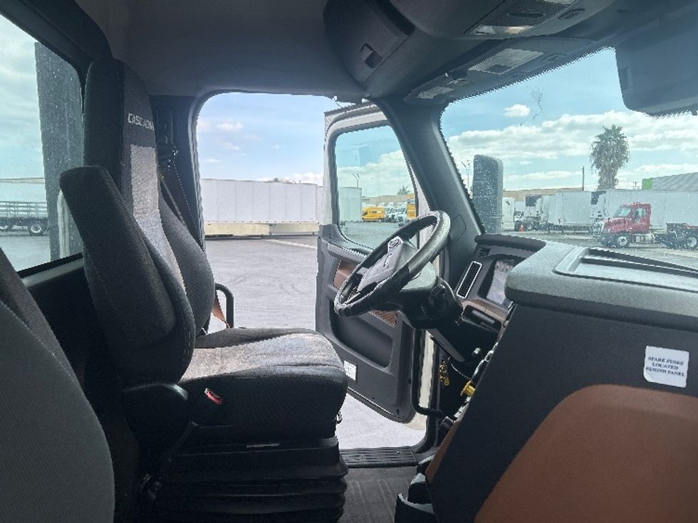 Day Cab Tractor-Heavy Duty Tractors-Freightliner-2020-T11664ST-Anaheim-CA-265,318\n\t\tmiles-$ 59,250 - Image 14