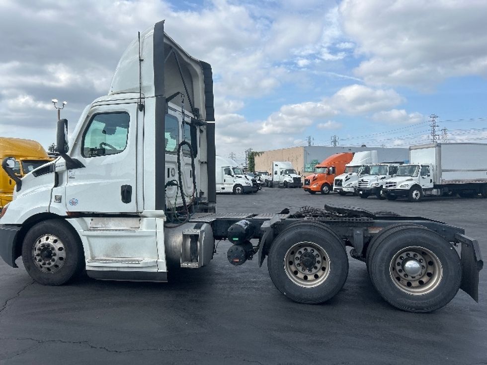 Day Cab Tractor-Heavy Duty Tractors-Freightliner-2020-T11664ST-Anaheim-CA-265,318\n\t\tmiles-$ 59,250 - Image 8