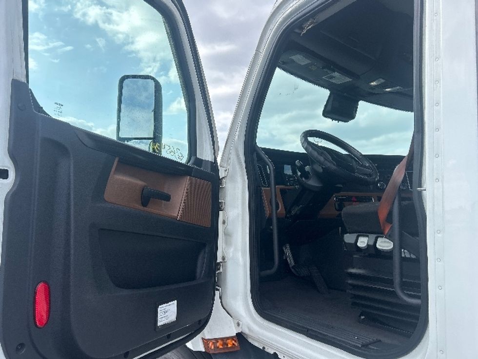 Day Cab Tractor-Heavy Duty Tractors-Freightliner-2020-T11664ST-Anaheim-CA-265,318\n\t\tmiles-$ 59,250 - Image 9