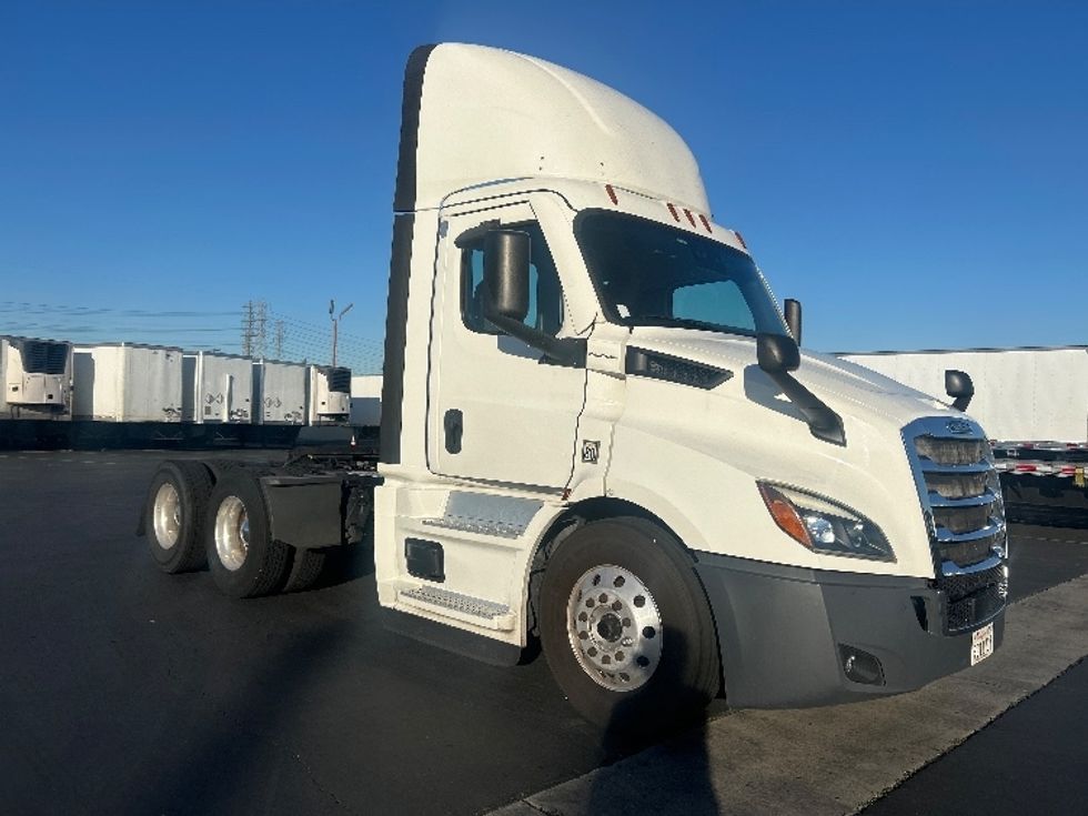 Day Cab Tractor-Heavy Duty Tractors-Freightliner-2020-T11664ST-Anaheim-CA-265,804\n\t\tmiles-$ 59,250 - Image 1