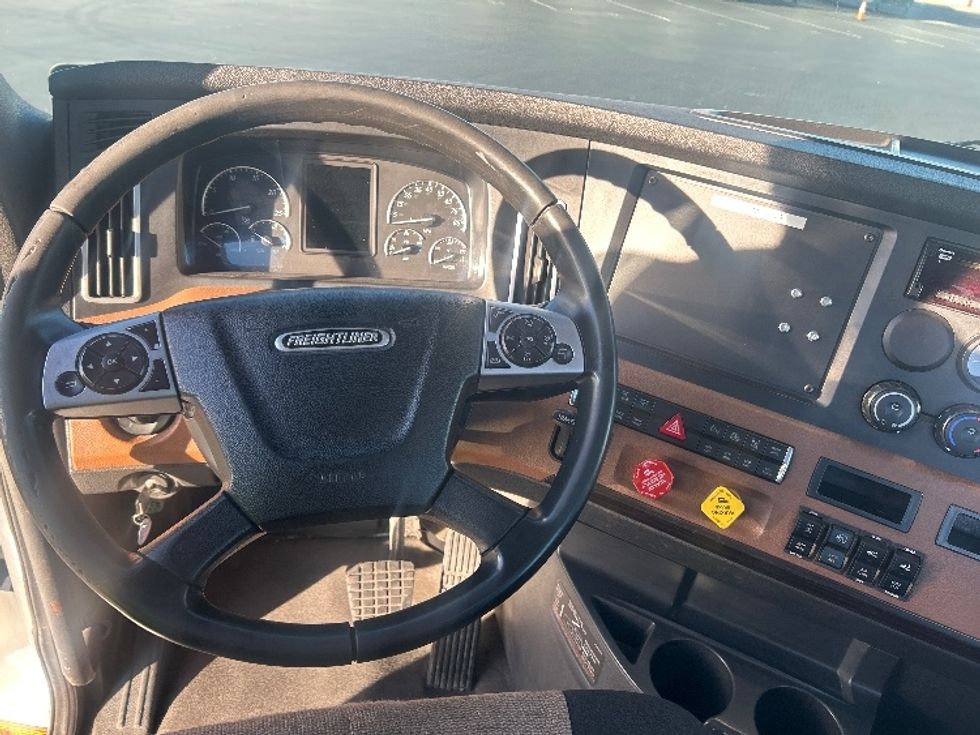 Day Cab Tractor-Heavy Duty Tractors-Freightliner-2020-T11664ST-Anaheim-CA-265,804\n\t\tmiles-$ 59,250 - Image 11