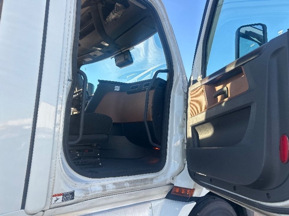 Day Cab Tractor-Heavy Duty Tractors-Freightliner-2020-T11664ST-Anaheim-CA-265,804\n\t\tmiles-$ 59,250 - Image 12