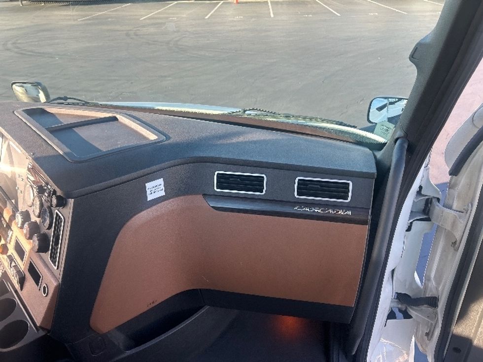 Day Cab Tractor-Heavy Duty Tractors-Freightliner-2020-T11664ST-Anaheim-CA-265,804\n\t\tmiles-$ 59,250 - Image 13