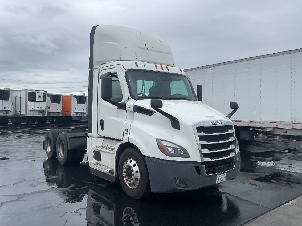 Day Cab Tractor-Heavy Duty Tractors-Freightliner-2020-T11664ST-Anaheim-CA-373,716\n\t\tmiles-$ 53,250 - Image 1