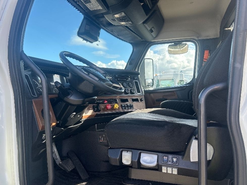 Day Cab Tractor-Heavy Duty Tractors-Freightliner-2020-T11664ST-Anaheim-CA-373,716\n\t\tmiles-$ 53,250 - Image 10
