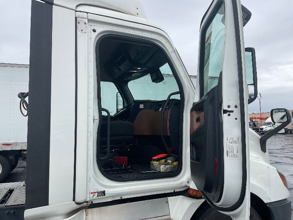 Day Cab Tractor-Heavy Duty Tractors-Freightliner-2020-T11664ST-Anaheim-CA-373,716\n\t\tmiles-$ 53,250 - Image 12