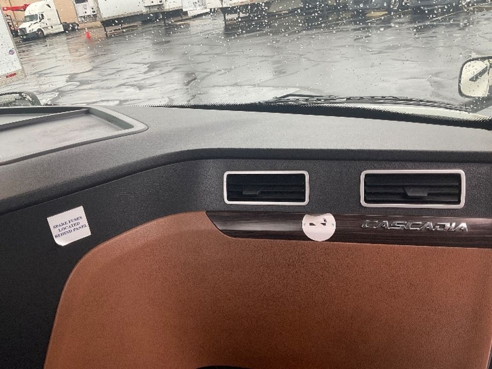 Day Cab Tractor-Heavy Duty Tractors-Freightliner-2020-T11664ST-Anaheim-CA-373,716\n\t\tmiles-$ 53,250 - Image 13