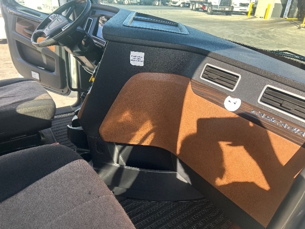 Day Cab Tractor-Heavy Duty Tractors-Freightliner-2020-T11664ST-Anaheim-CA-373,716\n\t\tmiles-$ 53,250 - Image 14