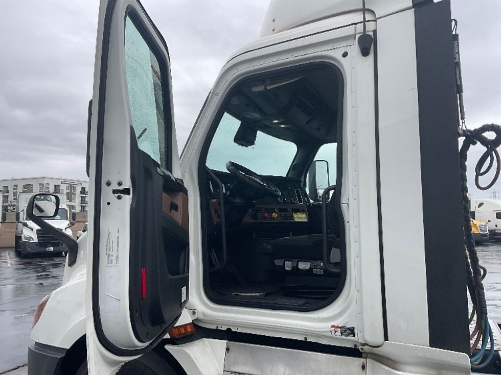 Day Cab Tractor-Heavy Duty Tractors-Freightliner-2020-T11664ST-Anaheim-CA-373,716\n\t\tmiles-$ 53,250 - Image 9