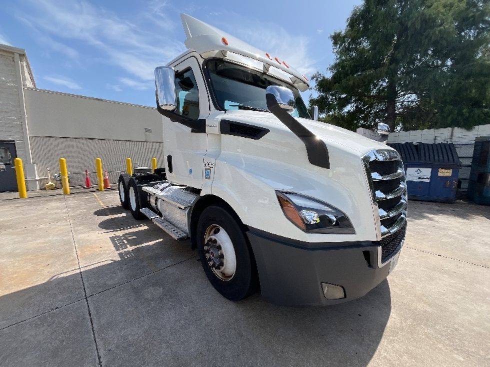 Day Cab Tractor-Heavy Duty Tractors-Freightliner-2020-T11664ST-Apopka-FL-323,180\n\t\tmiles-$ 56,000 - Image 1