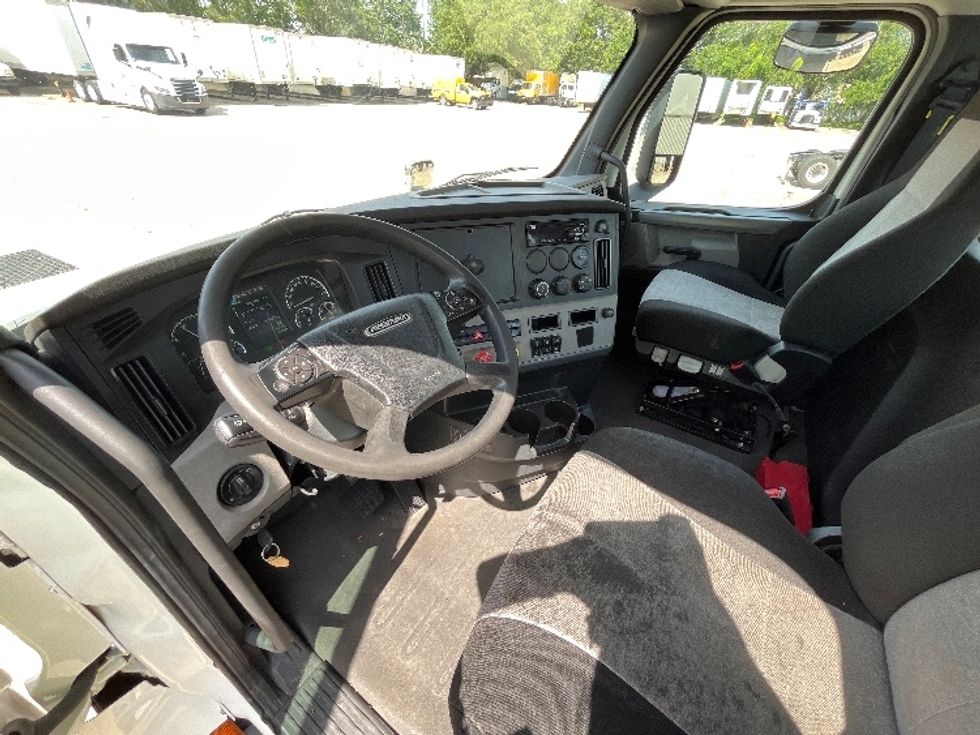 Day Cab Tractor-Heavy Duty Tractors-Freightliner-2020-T11664ST-Apopka-FL-323,180\n\t\tmiles-$ 56,000 - Image 10