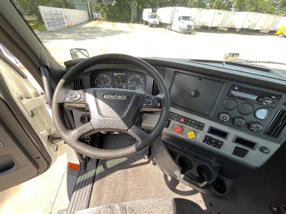 Day Cab Tractor-Heavy Duty Tractors-Freightliner-2020-T11664ST-Apopka-FL-323,180\n\t\tmiles-$ 56,000 - Image 11
