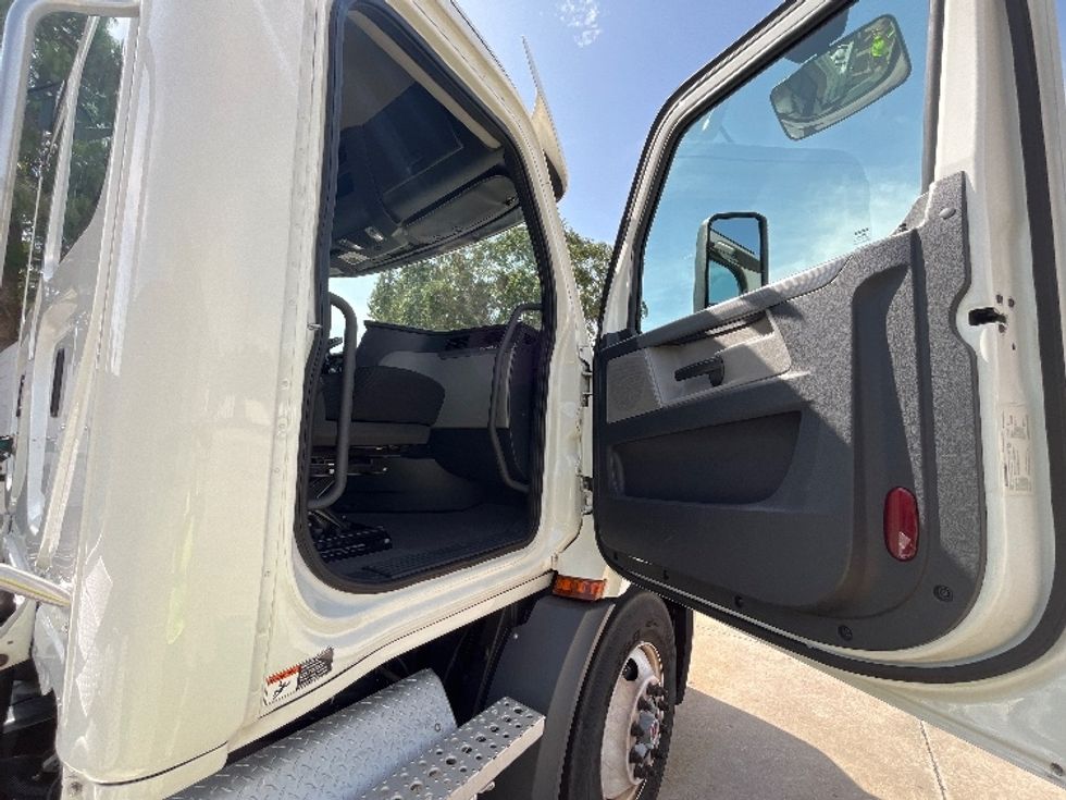 Day Cab Tractor-Heavy Duty Tractors-Freightliner-2020-T11664ST-Apopka-FL-323,180\n\t\tmiles-$ 56,000 - Image 12