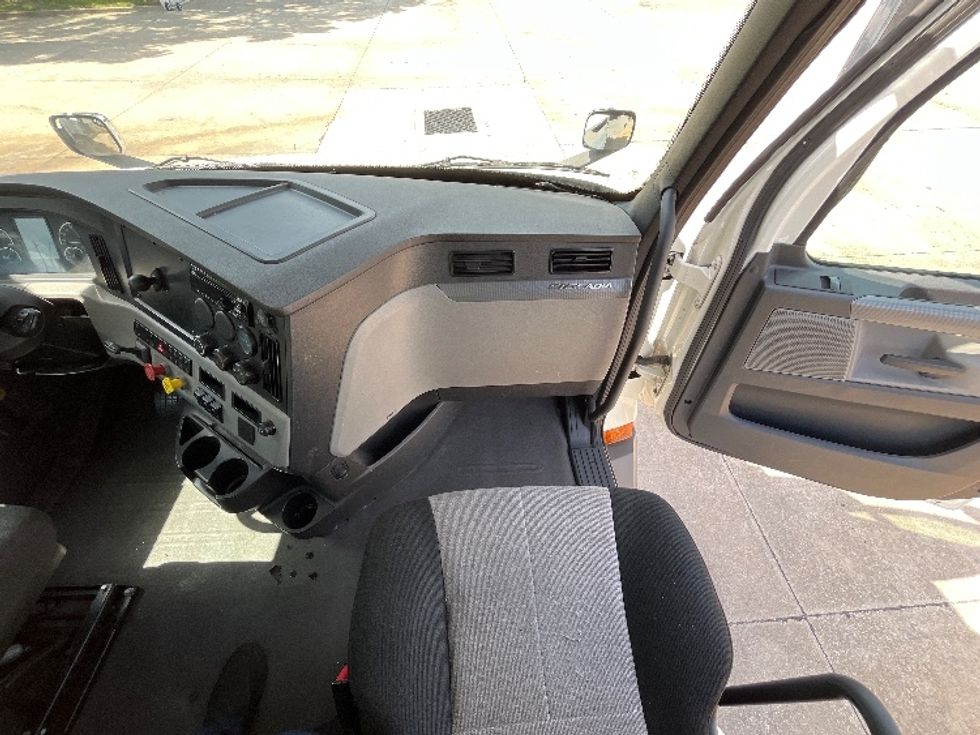 Day Cab Tractor-Heavy Duty Tractors-Freightliner-2020-T11664ST-Apopka-FL-323,180\n\t\tmiles-$ 56,000 - Image 13