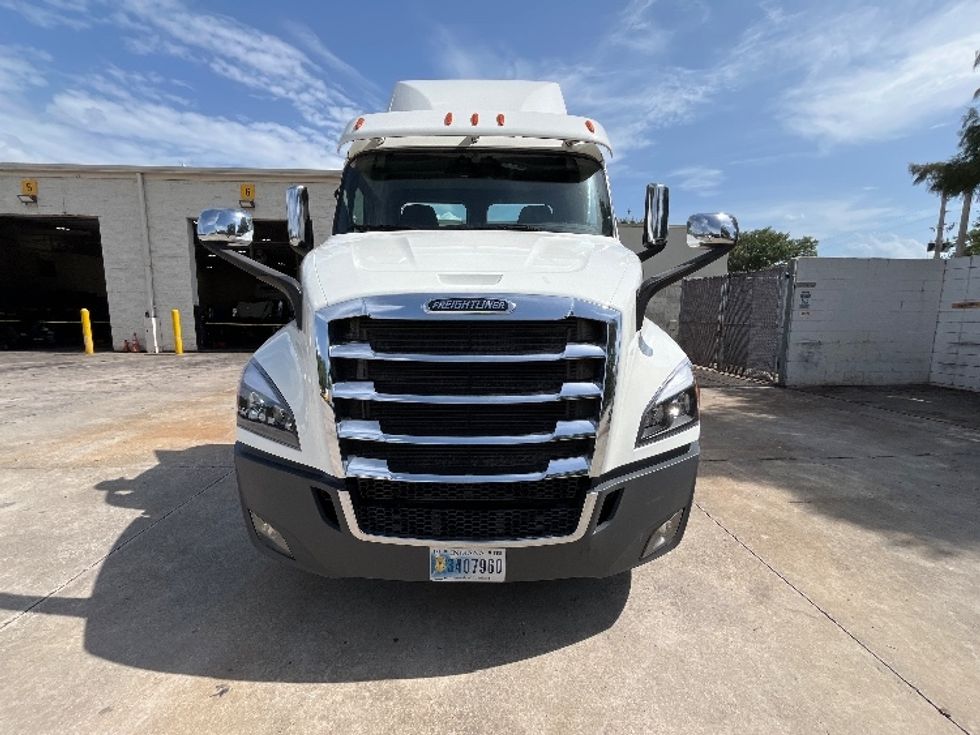 Day Cab Tractor-Heavy Duty Tractors-Freightliner-2020-T11664ST-Apopka-FL-323,180\n\t\tmiles-$ 56,000 - Image 2