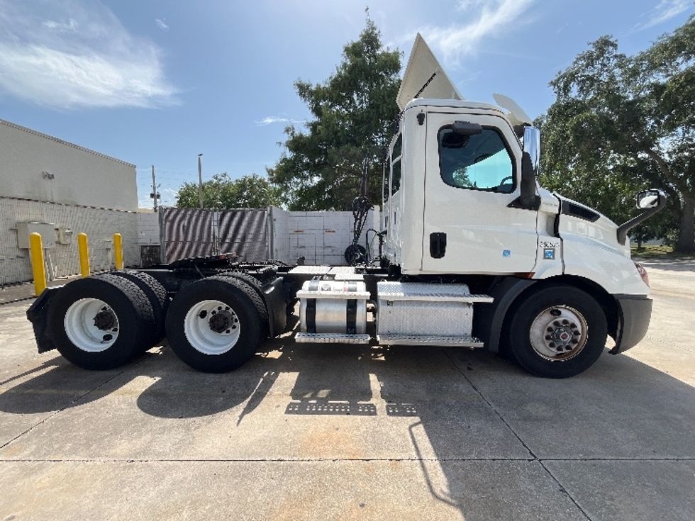 Day Cab Tractor-Heavy Duty Tractors-Freightliner-2020-T11664ST-Apopka-FL-323,180\n\t\tmiles-$ 56,000 - Image 8