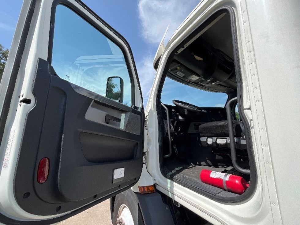 Day Cab Tractor-Heavy Duty Tractors-Freightliner-2020-T11664ST-Apopka-FL-323,180\n\t\tmiles-$ 56,000 - Image 9