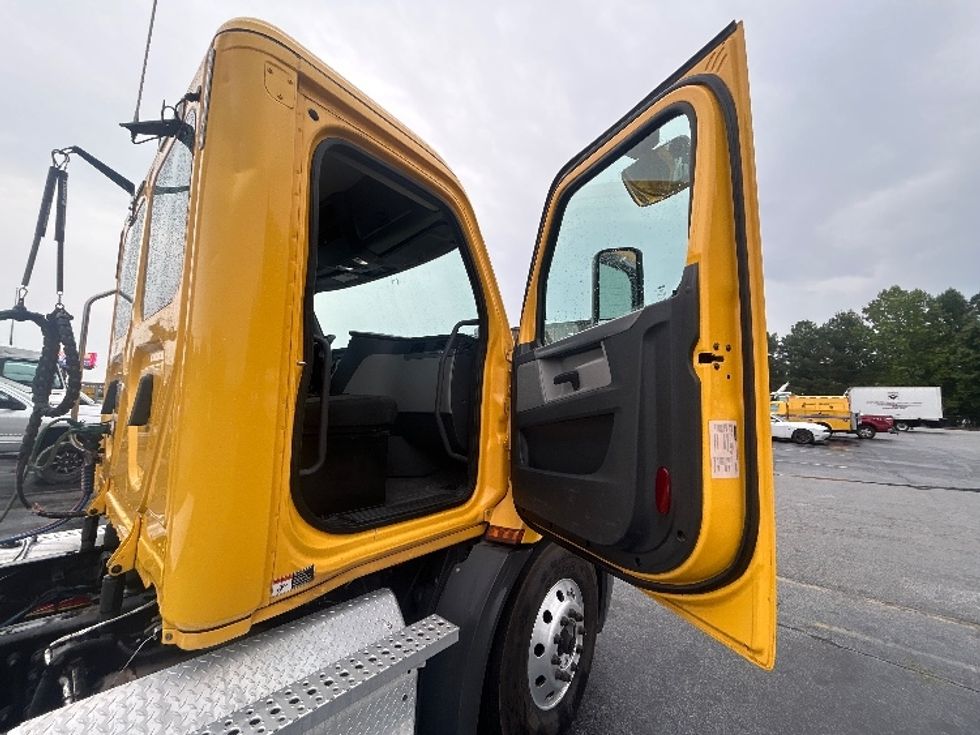 Day Cab Tractor-Heavy Duty Tractors-Freightliner-2020-T11664ST-Atlanta (Forest Park)-GA-449,888\n\t\tmiles-$ 41,250 - Image 12