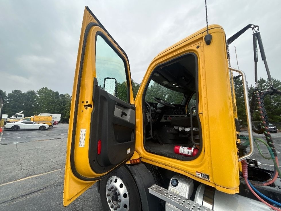 Day Cab Tractor-Heavy Duty Tractors-Freightliner-2020-T11664ST-Atlanta (Forest Park)-GA-449,888\n\t\tmiles-$ 41,250 - Image 9