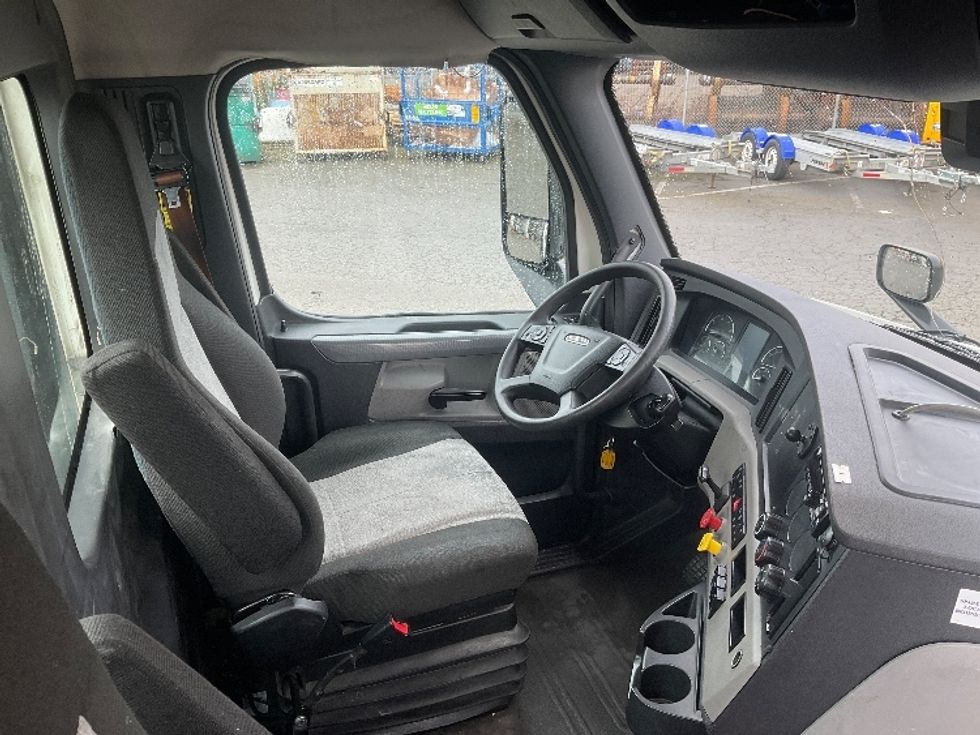 Day Cab Tractor-Heavy Duty Tractors-Freightliner-2020-T11664ST-Austin-TX-515,555\n\t\tmiles-$ 42,250 - Image 14