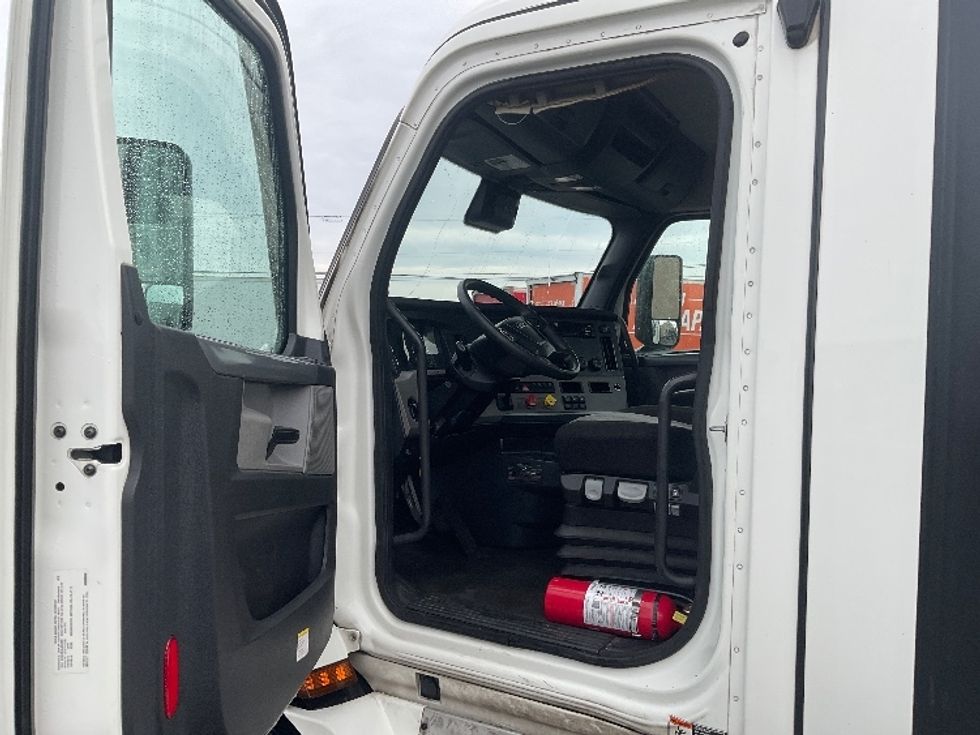 Day Cab Tractor-Heavy Duty Tractors-Freightliner-2020-T11664ST-Austin-TX-515,555\n\t\tmiles-$ 42,250 - Image 9