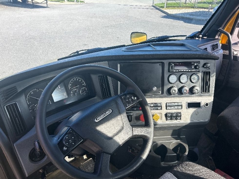 Day Cab Tractor-Heavy Duty Tractors-Freightliner-2020-T11664ST-Belcamp-MD-427,627\n\t\tmiles-$ 40,250 - Image 11