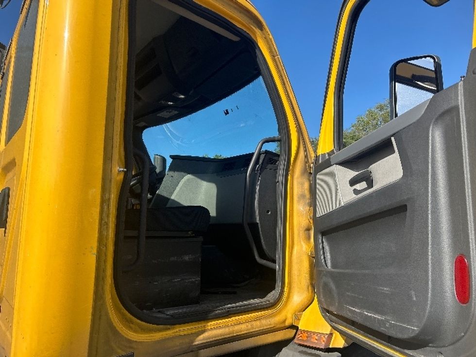 Day Cab Tractor-Heavy Duty Tractors-Freightliner-2020-T11664ST-Belcamp-MD-427,627\n\t\tmiles-$ 40,250 - Image 12