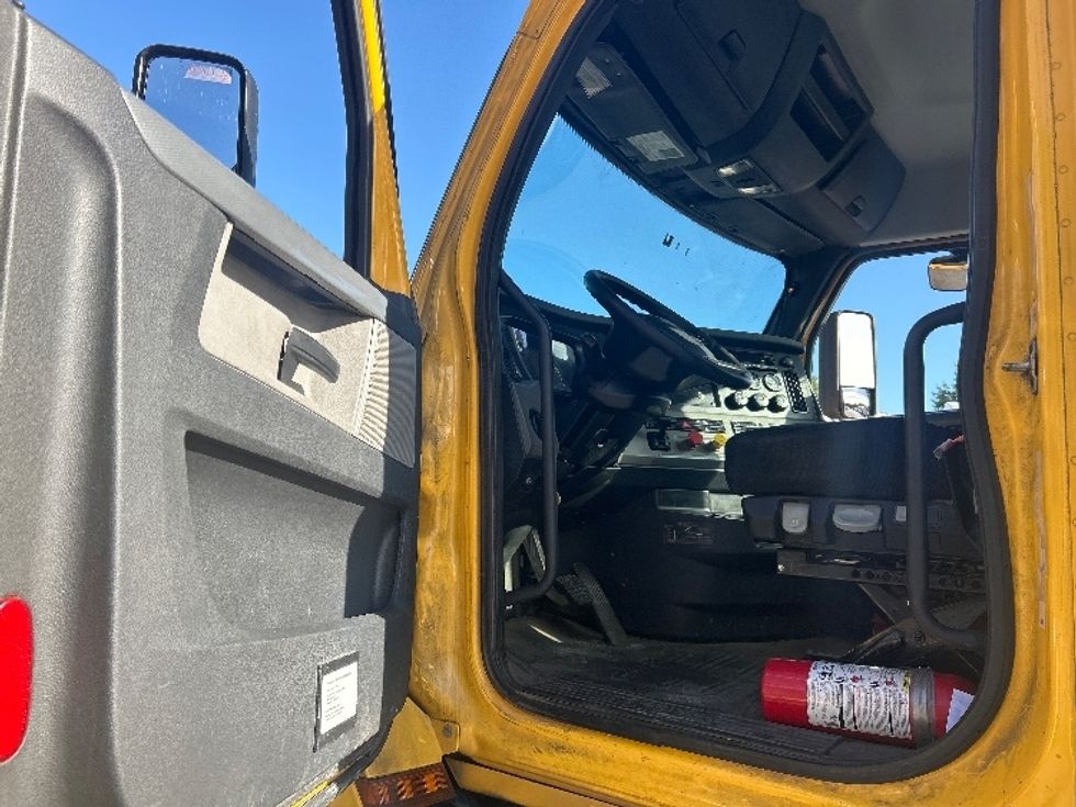 Day Cab Tractor-Heavy Duty Tractors-Freightliner-2020-T11664ST-Belcamp-MD-427,627\n\t\tmiles-$ 40,250 - Image 9