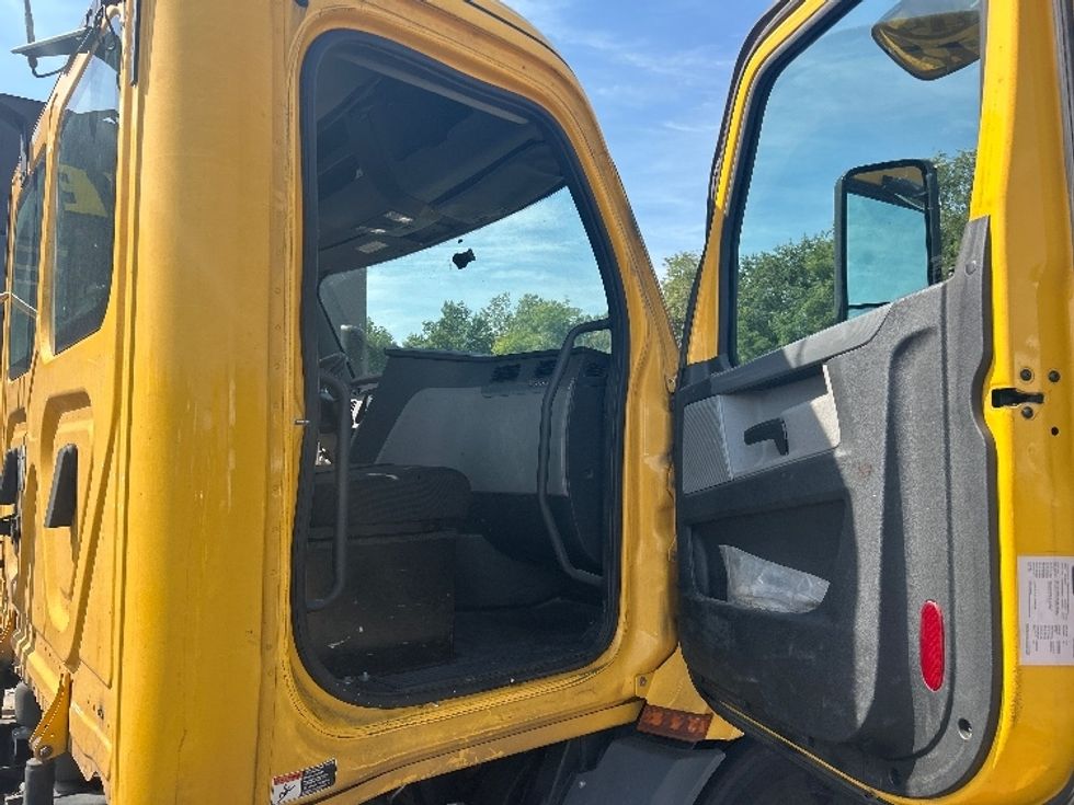 Day Cab Tractor-Heavy Duty Tractors-Freightliner-2020-T11664ST-Belcamp-MD-489,727\n\t\tmiles-$ 40,000 - Image 12