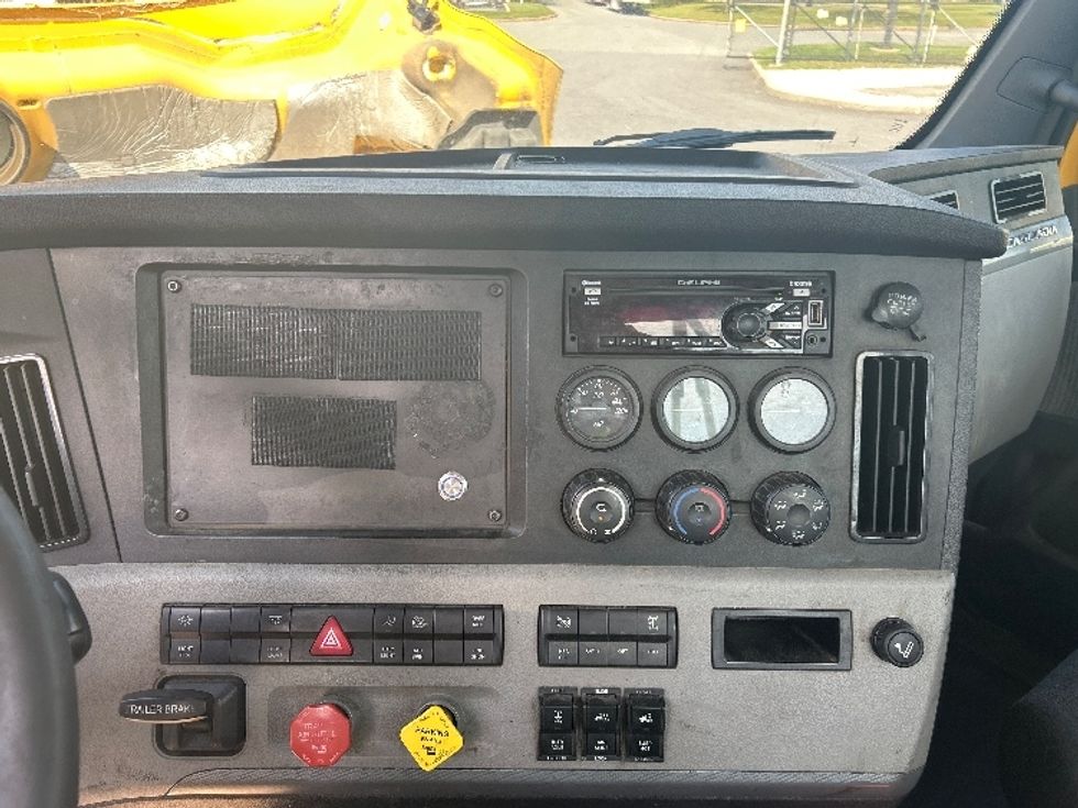 Day Cab Tractor-Heavy Duty Tractors-Freightliner-2020-T11664ST-Belcamp-MD-489,727\n\t\tmiles-$ 40,000 - Image 17