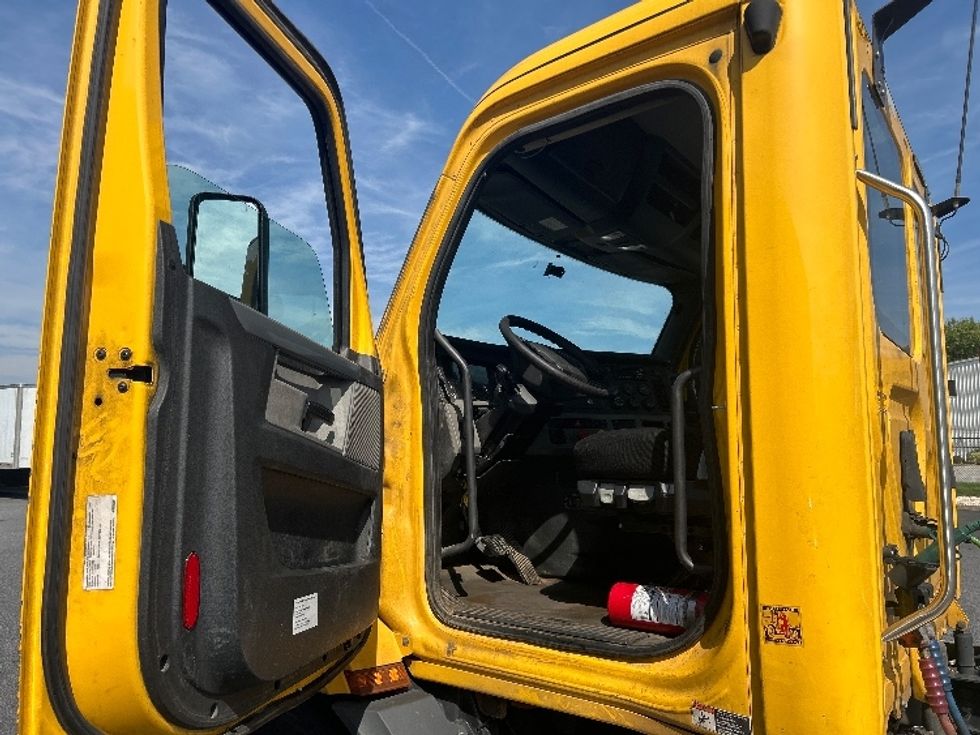 Day Cab Tractor-Heavy Duty Tractors-Freightliner-2020-T11664ST-Belcamp-MD-489,727\n\t\tmiles-$ 40,000 - Image 9