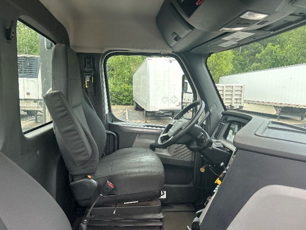 Day Cab Tractor-Heavy Duty Tractors-Freightliner-2020-T11664ST-Binghamton-NY-326,730\n\t\tmiles-$ 49,500 - Image 14