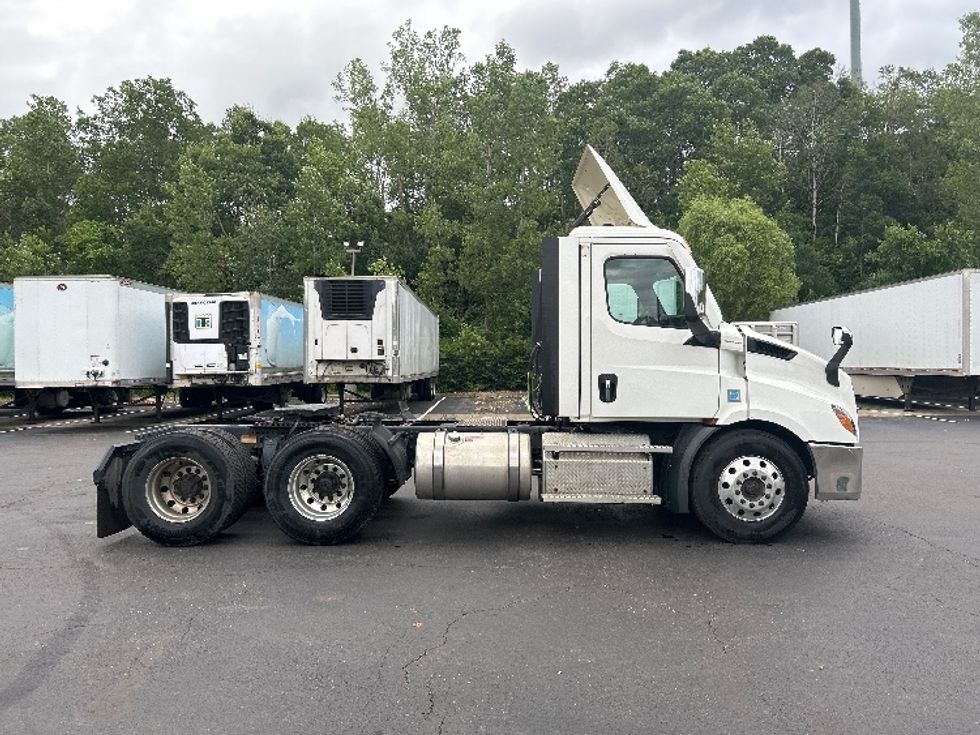 Day Cab Tractor-Heavy Duty Tractors-Freightliner-2020-T11664ST-Binghamton-NY-326,730\n\t\tmiles-$ 49,500 - Image 8