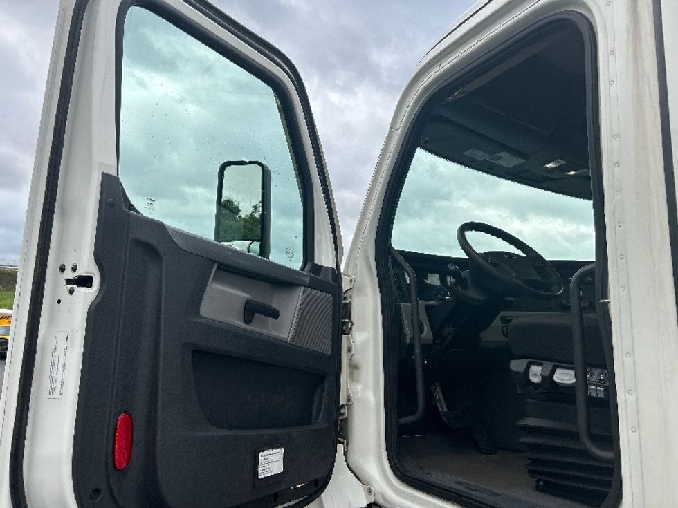 Day Cab Tractor-Heavy Duty Tractors-Freightliner-2020-T11664ST-Binghamton-NY-326,730\n\t\tmiles-$ 49,500 - Image 9