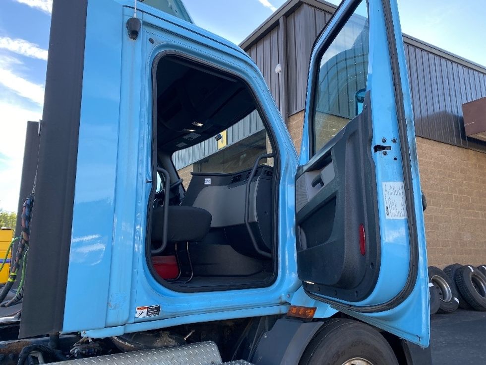 Day Cab Tractor-Heavy Duty Tractors-Freightliner-2020-T11664ST-Binghamton-NY-509,745\n\t\tmiles-$ 33,250 - Image 12