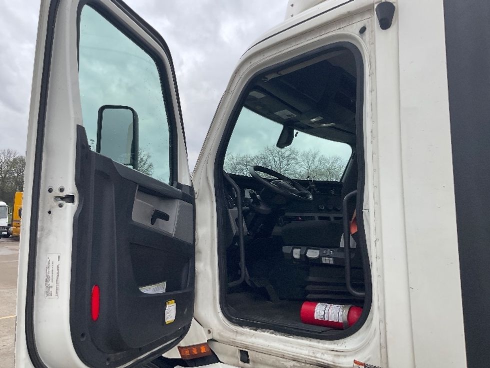 Day Cab Tractor-Heavy Duty Tractors-Freightliner-2020-T11664ST-Bowling Green-KY-489,867\n\t\tmiles-$ 44,250 - Image 9