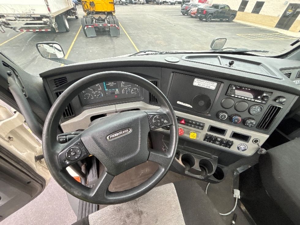 2020 Freightliner Cascadia 116" Day cab photo 9