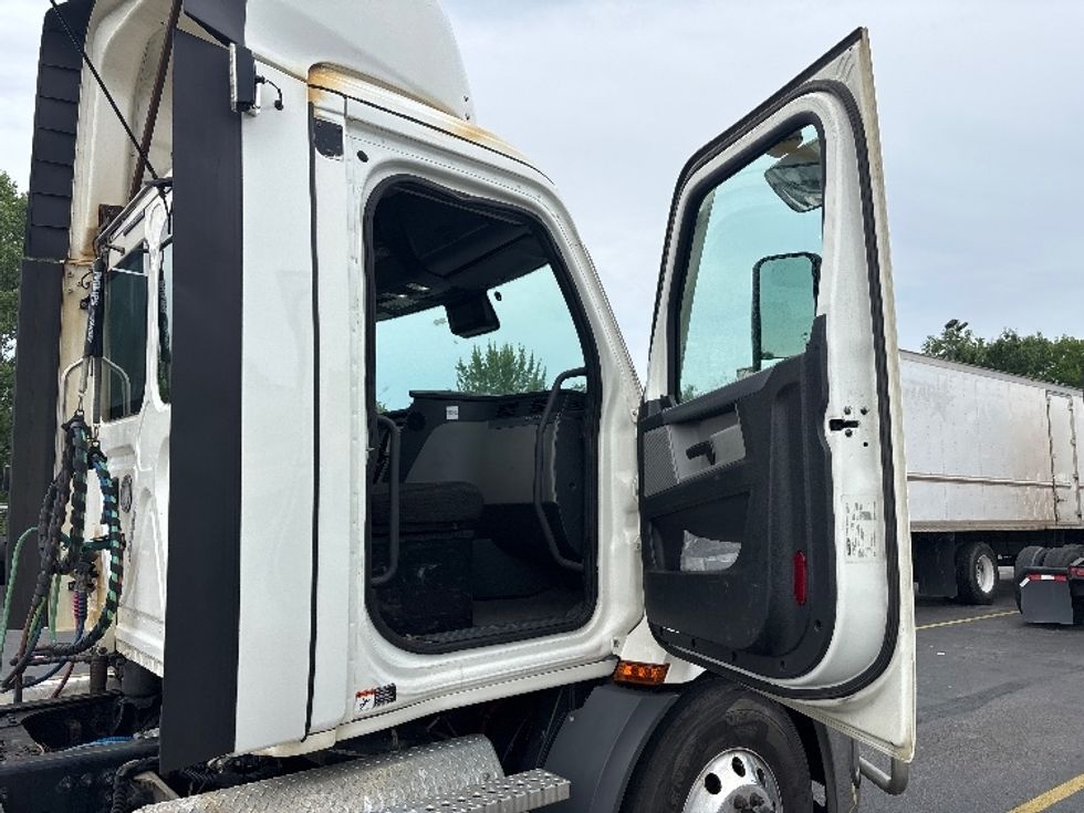 2020 Freightliner Cascadia 116" Day cab photo 10