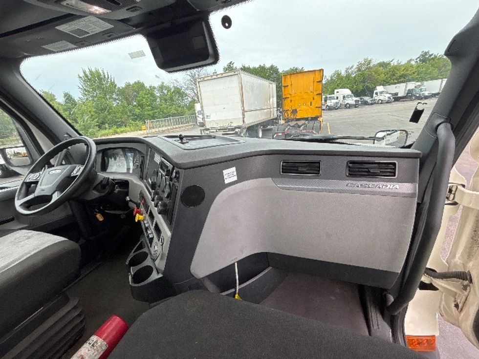 2020 Freightliner Cascadia 116" Day cab photo 11