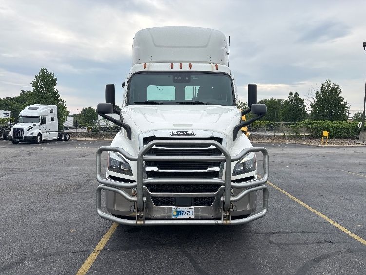 2020 Freightliner Cascadia 116" Day cab photo 2
