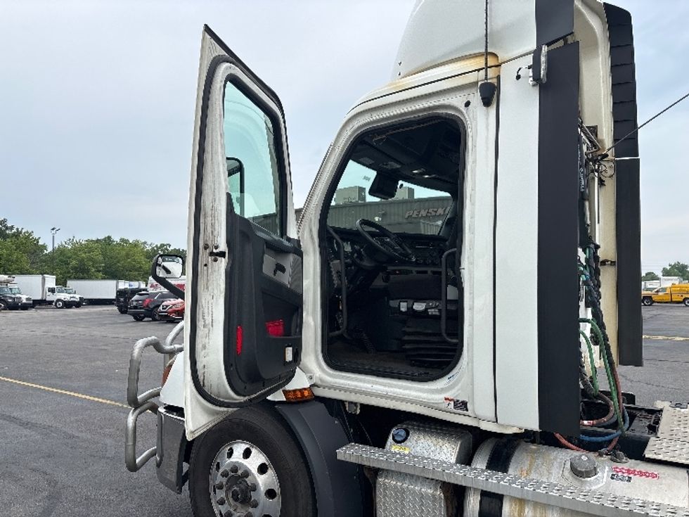 2020 Freightliner Cascadia 116" Day cab photo 8