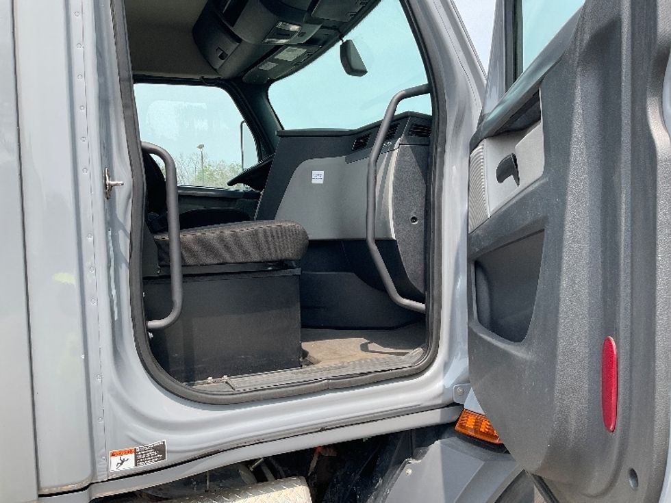 Day Cab Tractor-Heavy Duty Tractors-Freightliner-2020-T11664ST-Brooklyn Park-MN-199,062\n\t\tmiles-$ 58,000 - Image 12