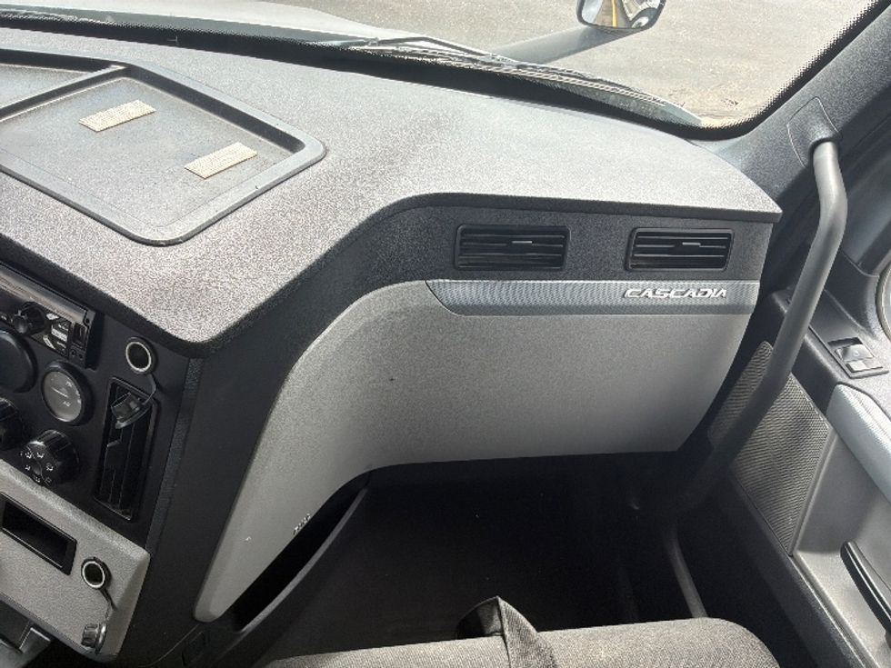 Day Cab Tractor-Heavy Duty Tractors-Freightliner-2020-T11664ST-Brooklyn Park-MN-199,062\n\t\tmiles-$ 58,000 - Image 13