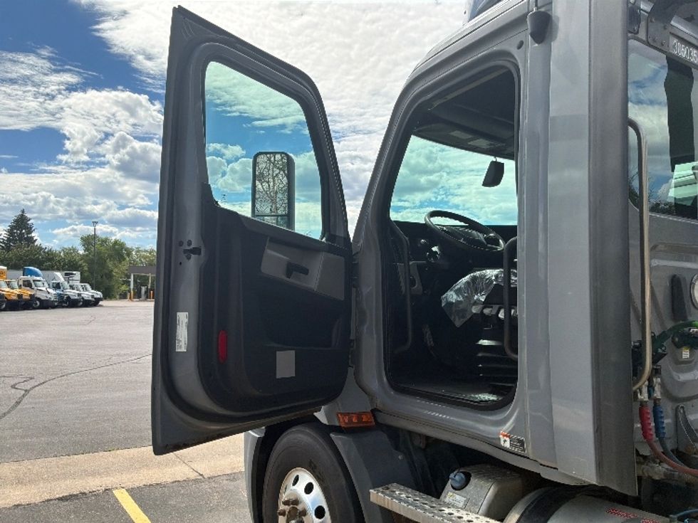 Day Cab Tractor-Heavy Duty Tractors-Freightliner-2020-T11664ST-Brooklyn Park-MN-199,062\n\t\tmiles-$ 58,000 - Image 9