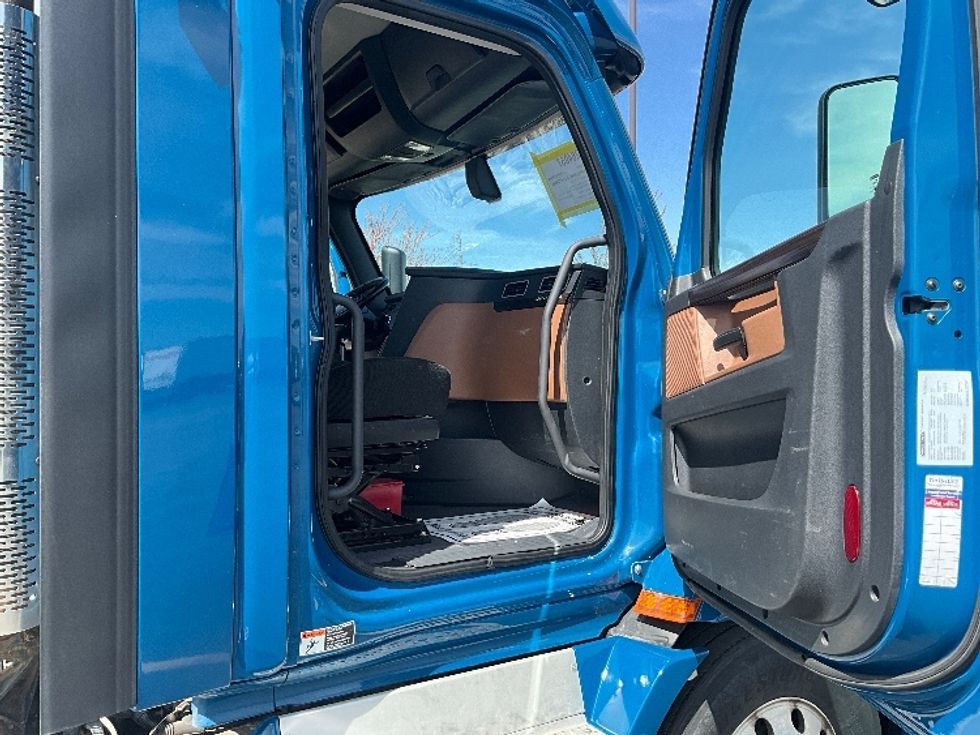 Day Cab Tractor-Heavy Duty Tractors-Freightliner-2020-T11664ST-Cambridge-ON-485,421\n\t\tkm-$ 58,000 - Image 12
