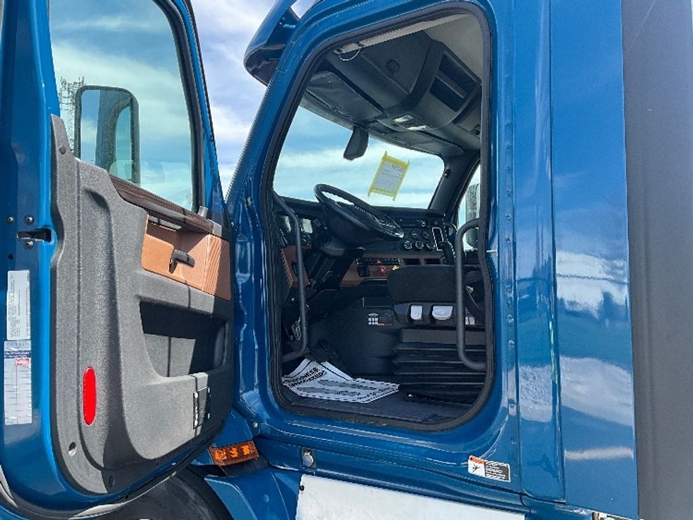 Day Cab Tractor-Heavy Duty Tractors-Freightliner-2020-T11664ST-Cambridge-ON-485,421\n\t\tkm-$ 58,000 - Image 9