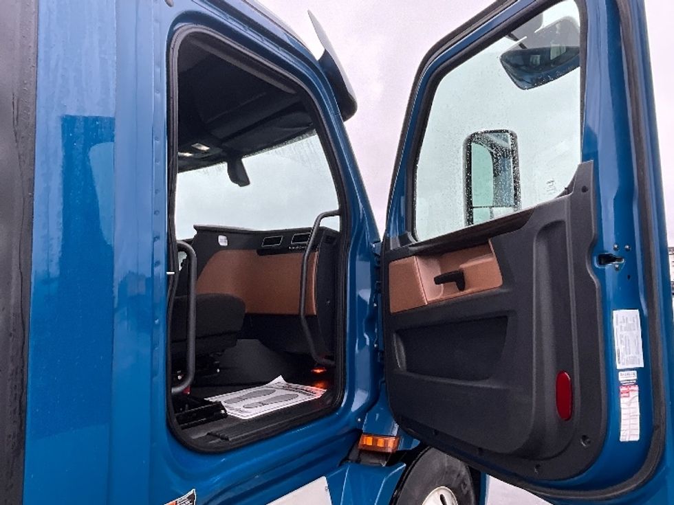 Day Cab Tractor-Heavy Duty Tractors-Freightliner-2020-T11664ST-Cambridge-ON-607,734\n\t\tkm-$ 49,000 - Image 12