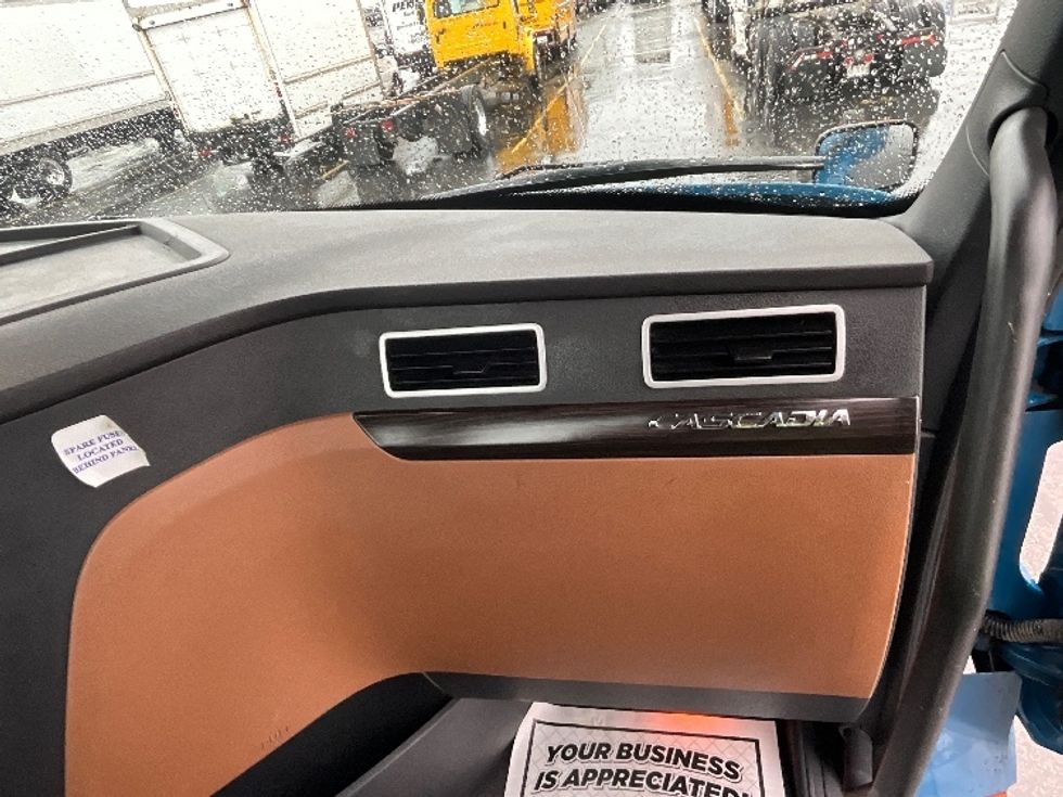 Day Cab Tractor-Heavy Duty Tractors-Freightliner-2020-T11664ST-Cambridge-ON-607,734\n\t\tkm-$ 49,000 - Image 13